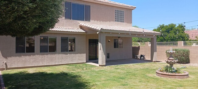 Building Photo - Spacious Two Story 4 Bed/3 Bath with Large...