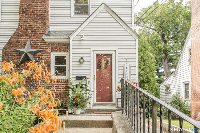 Building Photo - 300 Hubbard Ave