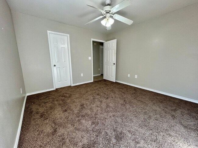 Building Photo - 908 N Belmont Ave