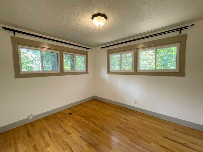 Building Photo - Lovely Lake Oswego Home with Attached Gara...