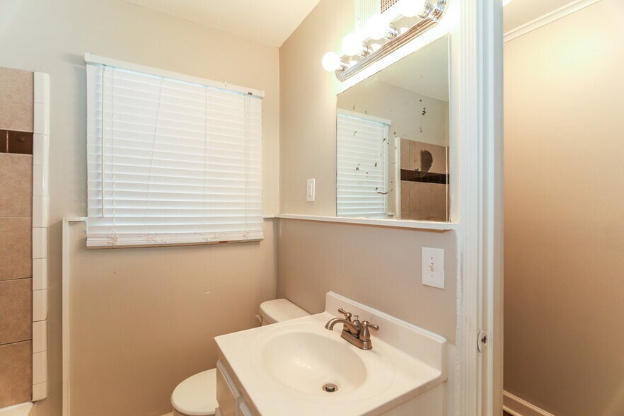 Building Photo - 1172 Oak Ridge Dr