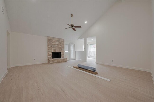 Building Photo - 15934 Barbarossa Dr