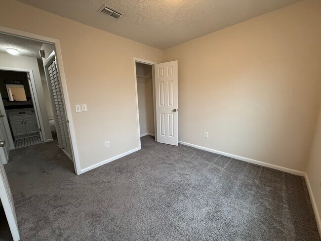 Building Photo - 805 Meadowbrook Dr