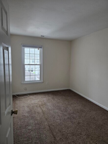 Building Photo - 1615 Mantane Arch