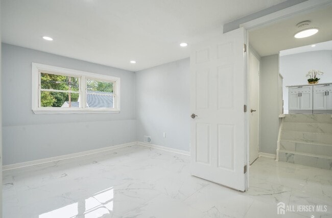 Building Photo - 106 Boulevard W