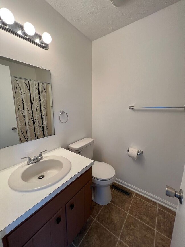 Building Photo - Spacious 3 Level Townhome with New Floorin...