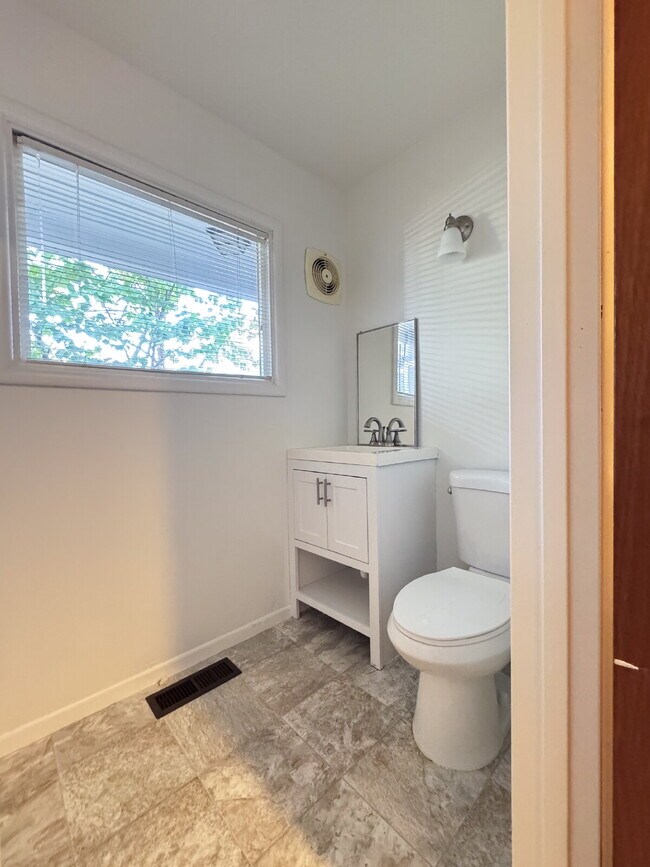 Building Photo - Freshly Updated 4-Bed Retreat Centrally Located in Bellingham