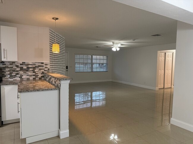 Building Photo - 1481 Barry St