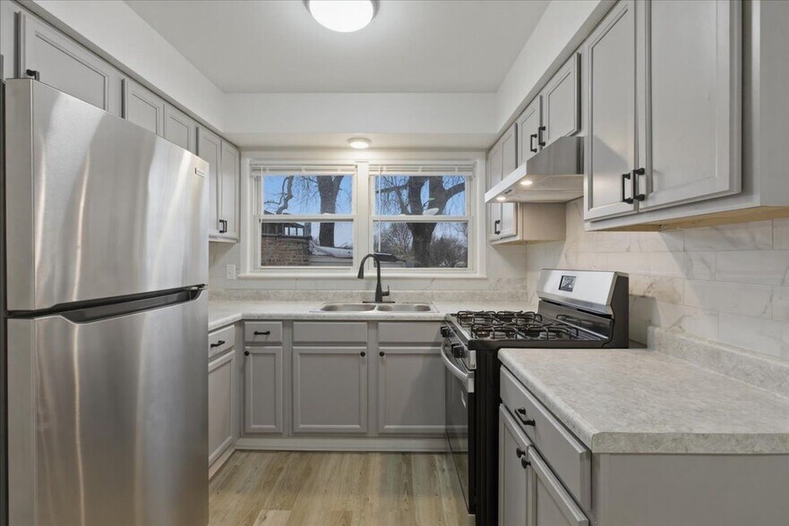 Building Photo - 8921 S Cottage Grove Ave