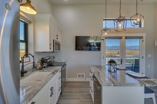 Building Photo - 1030 Farmhouse Ln