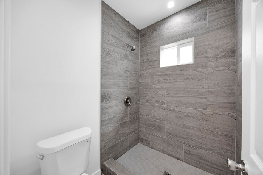 Building Photo - 2210 Pine Ave