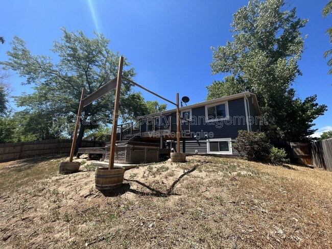 Building Photo - 3054 S Fraser St