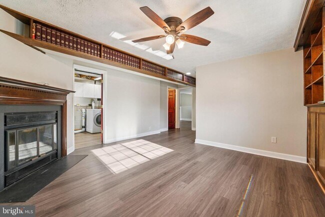 Building Photo - 308 Raussell Pl