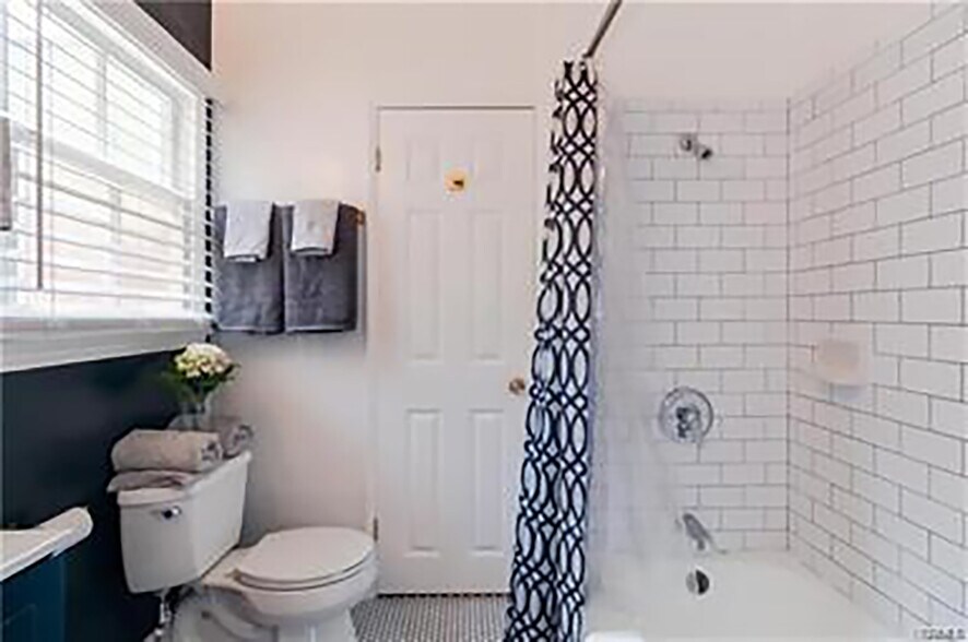 Remodeled newer full bath - 4266 Troost Ave