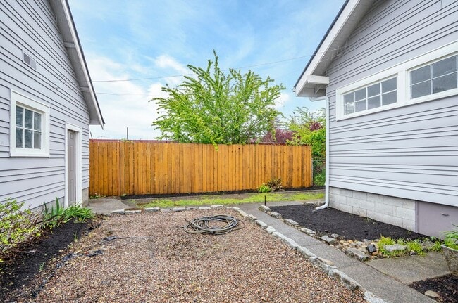 Building Photo - 4 Bedroom Craftsman Style House in Tacoma