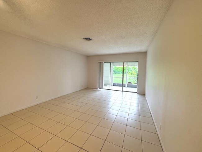 Building Photo - 1900 Palmland Dr