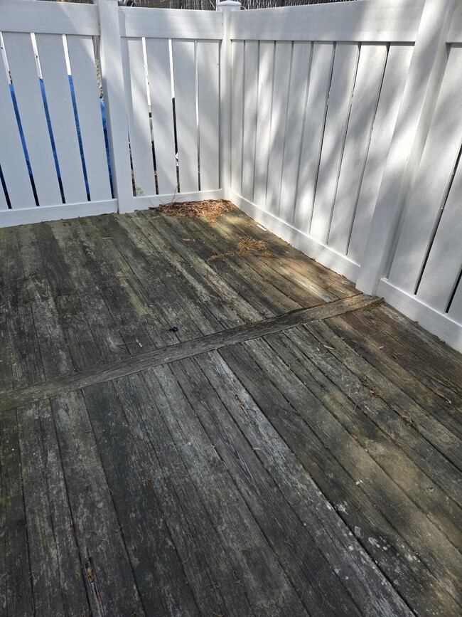 Building Photo - "Charming 2-Bedroom Townhouse Retreat in R...