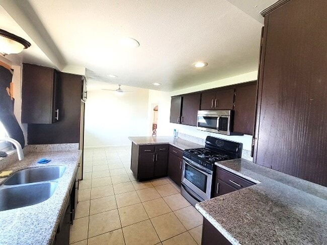 Building Photo - Renovated Single Story House - Close to Fr...