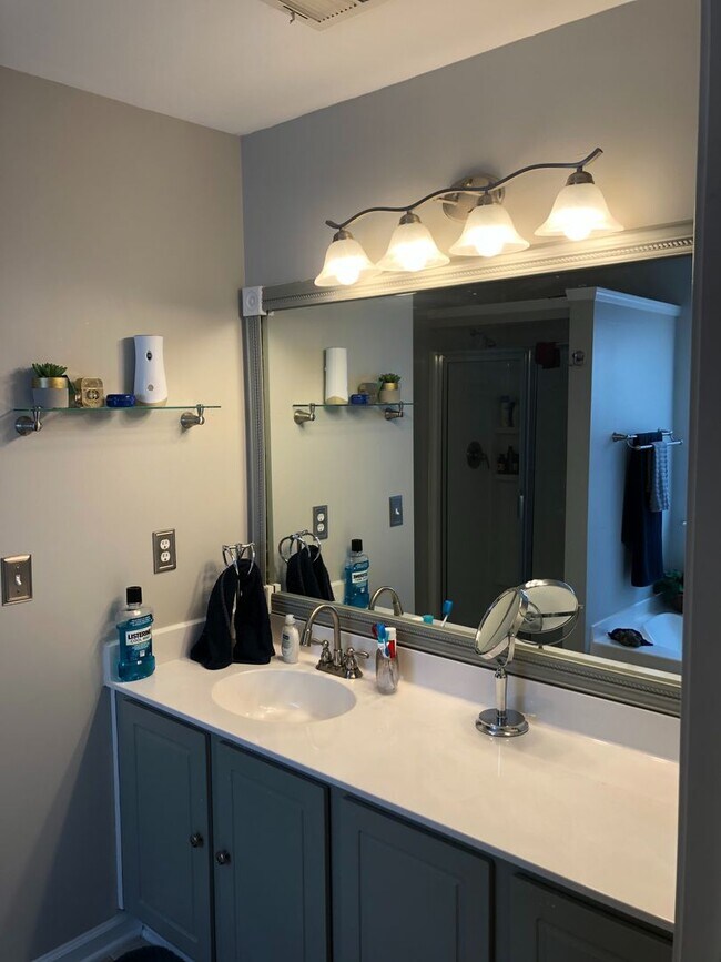 Building Photo - BEAUTIFUL HOME IN GODLEY PARK