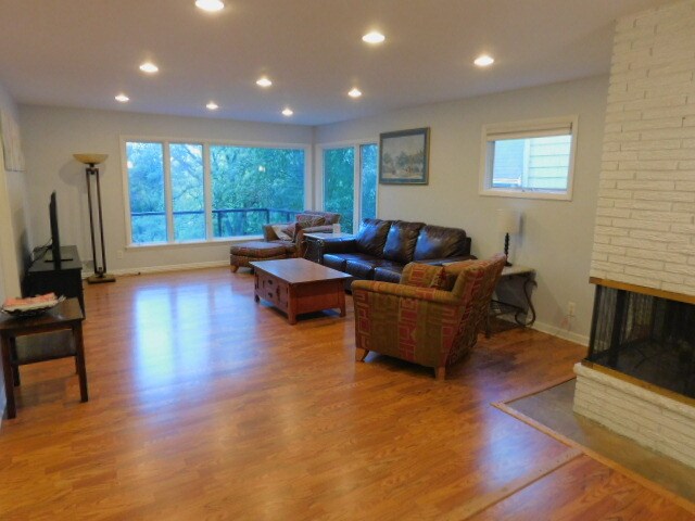 Building Photo - 819 Kenwood Pkwy