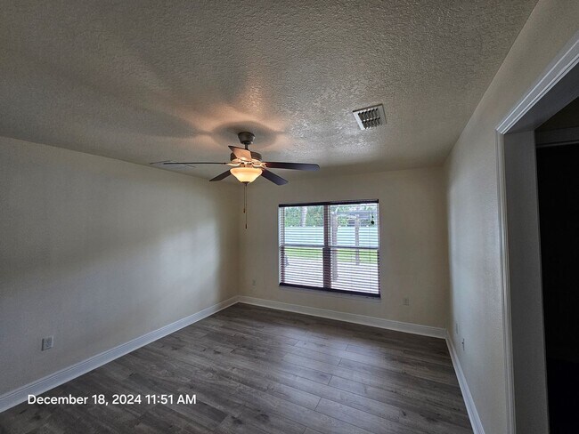 Building Photo - ** Beautiful 3/2 home featuring modern upgrades and a prime location!**