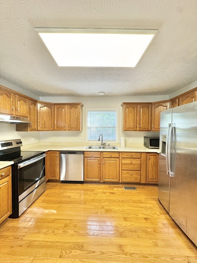 Building Photo - 550 Norwood Dr