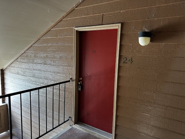 Building Photo - AVAILABLE NOW!  Charming Chestnut Condo!