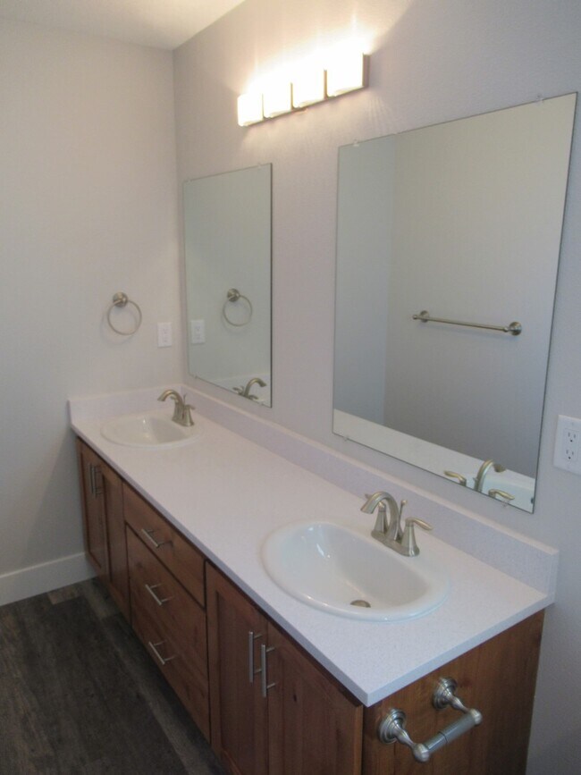 Building Photo - Large Duplex in South Salem!