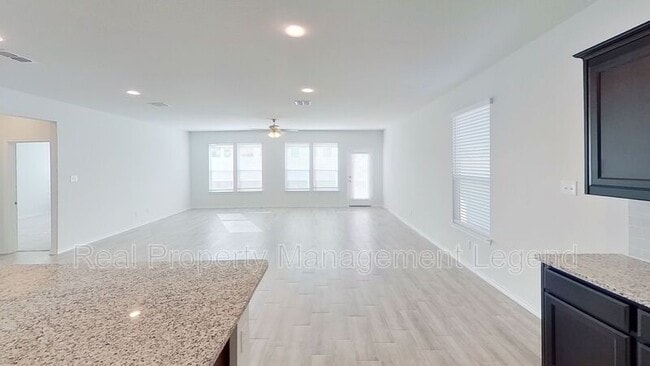 Building Photo - 8998 Fair Oaks Dr