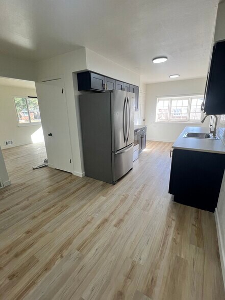 Building Photo - 8771 Oakwood St