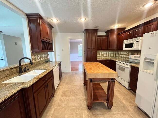 Building Photo - $500.00 OFF JANUARY RENT!! Soddy Daisy Oasis! 3 beds, 2.5 baths, huge garage & yard!