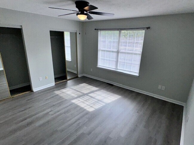 Building Photo - Lovely Townhouse in Winchester! All Electric, Off-Street Parking, W/D Hookups, Small Pets Ok!