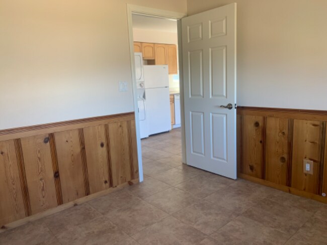 Building Photo - 1042 Squirrel Ln