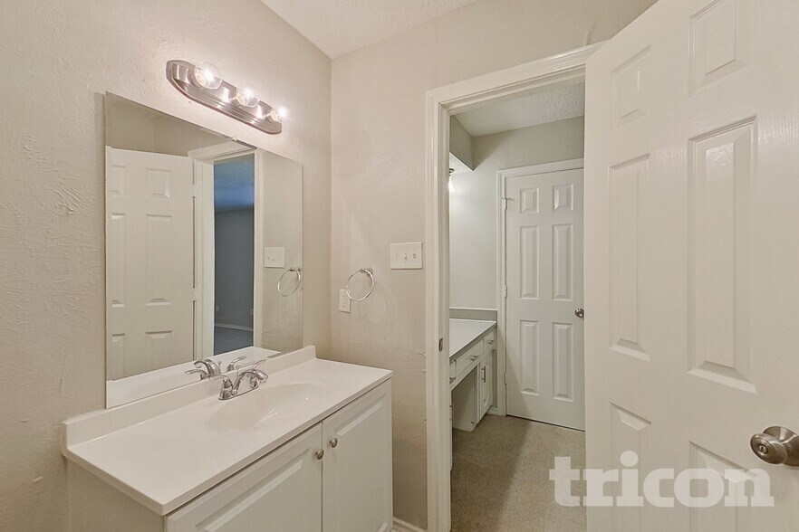 Building Photo - 545 Sharp Dr