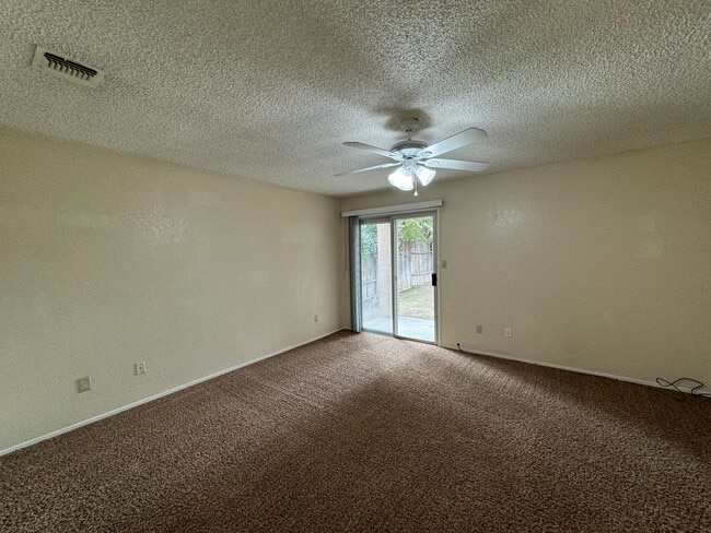 Building Photo - Spacious three bedroom home!