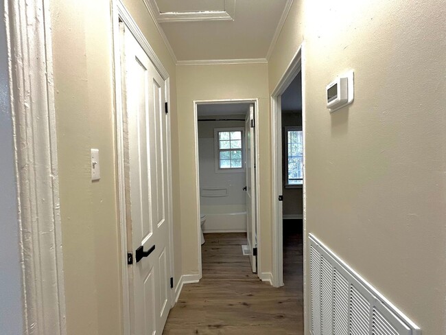 Building Photo - Beautifully remodeled 2-bedroom, 1-bathroom home with a perfect blend of comfort and convenience