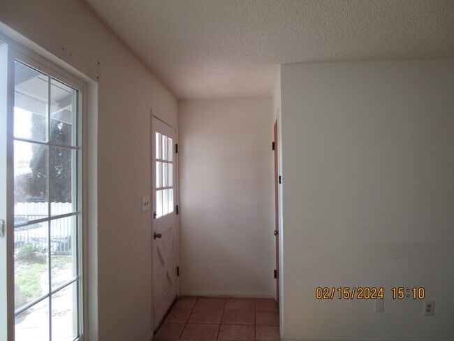 Building Photo - East Bakersfield Ready to Move In House wi...