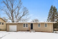Building Photo - Cozy 3 Bedroom Home in Kansas City