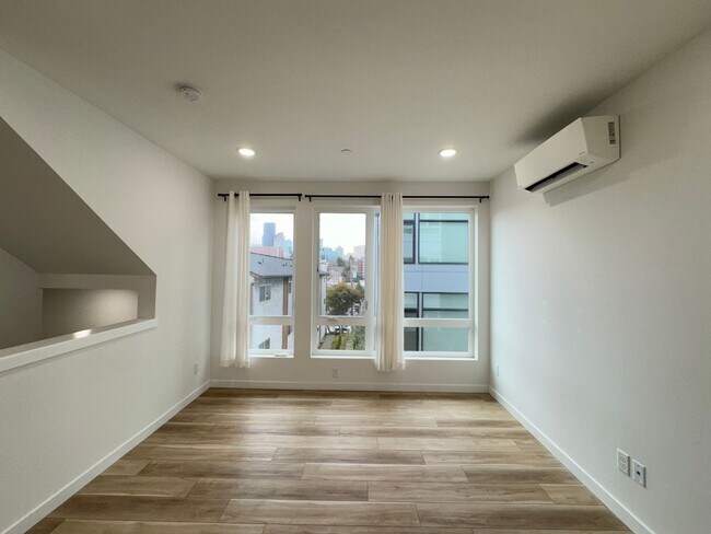Building Photo - 3B3B cozy townhome