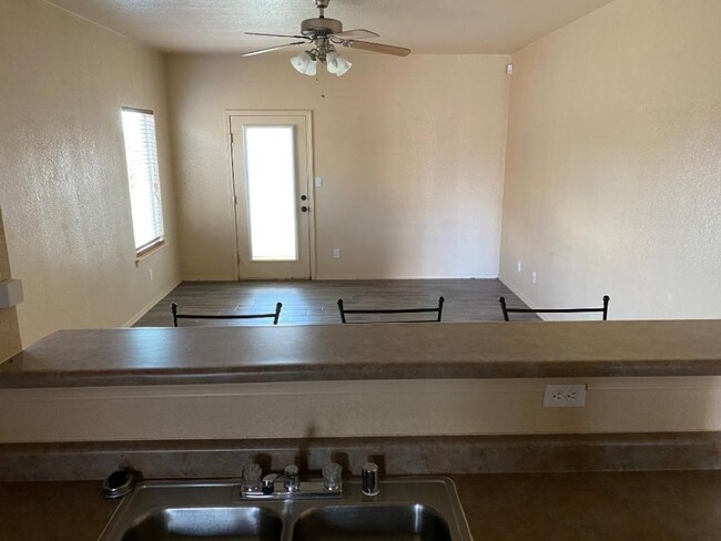 Building Photo - Mesquite Hills. 3 bedrooms, 2 full baths, ...