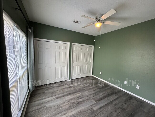 Building Photo - 801 Laurel Hill Dr