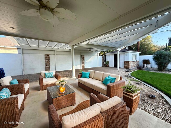 Building Photo - Beautifully updated 3bed/2bath Single-Leve...