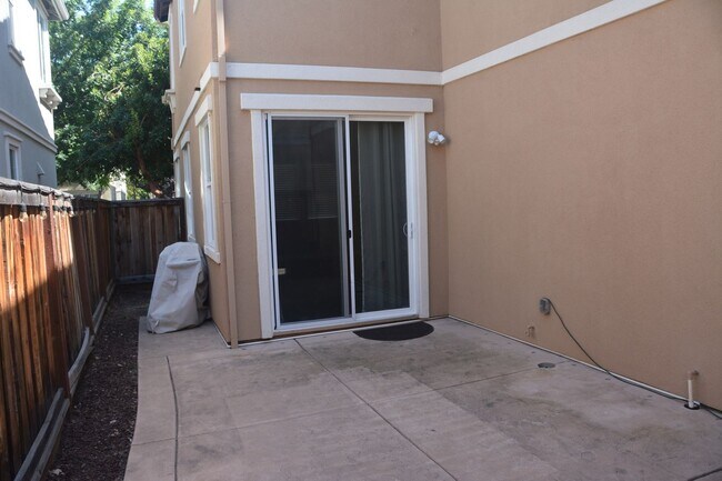 Building Photo - 321 MacArthur Way