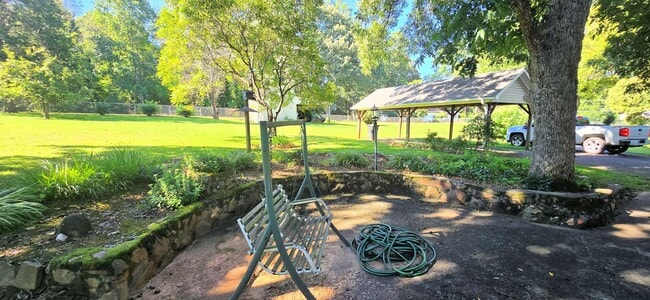 Building Photo - Beautifully Maintained Farm House