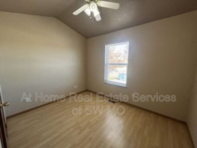 Building Photo - 631 Meadowview Dr