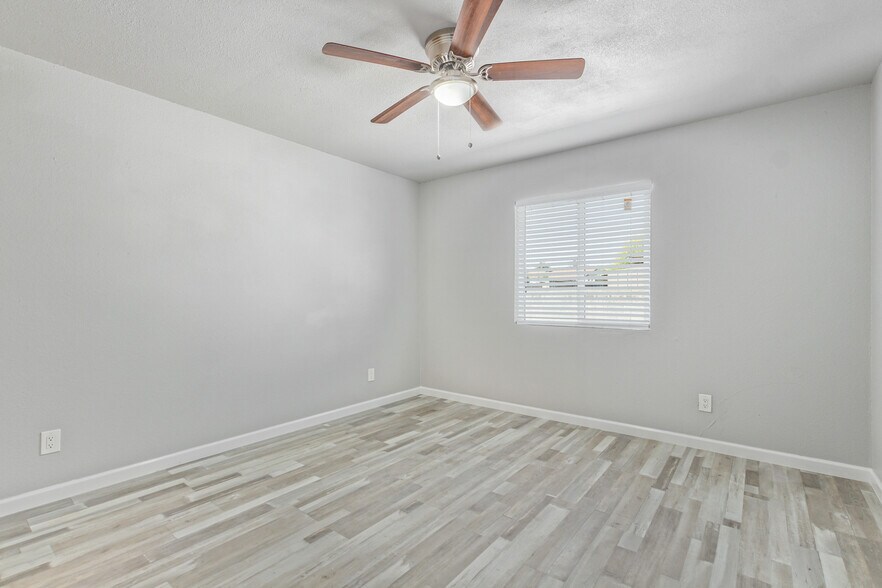 Master Bdrm - 2937 E Beck Ln