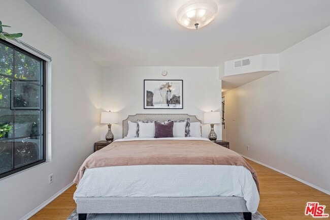 Building Photo - 102 N Sweetzer Ave