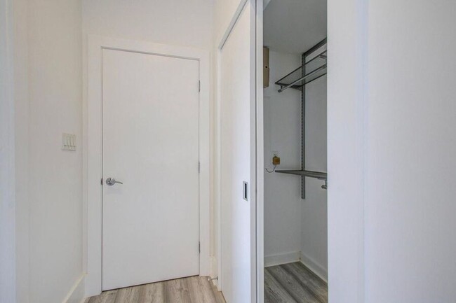 Building Photo - Marvelous Modern Mt Vernon One-Bedroom! - ...