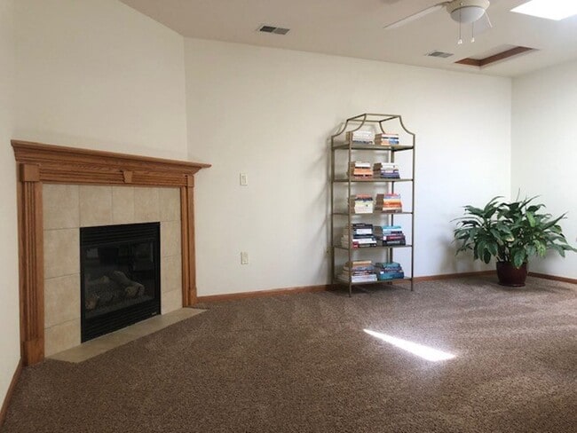 Building Photo - Spacious 2-Bedroom, 2-Bathroom Plus Loft C...