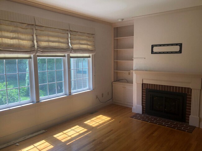 Building Photo - COMING SOON! Beautiful 4- Bedroom Condo in Portsmouth, NH!